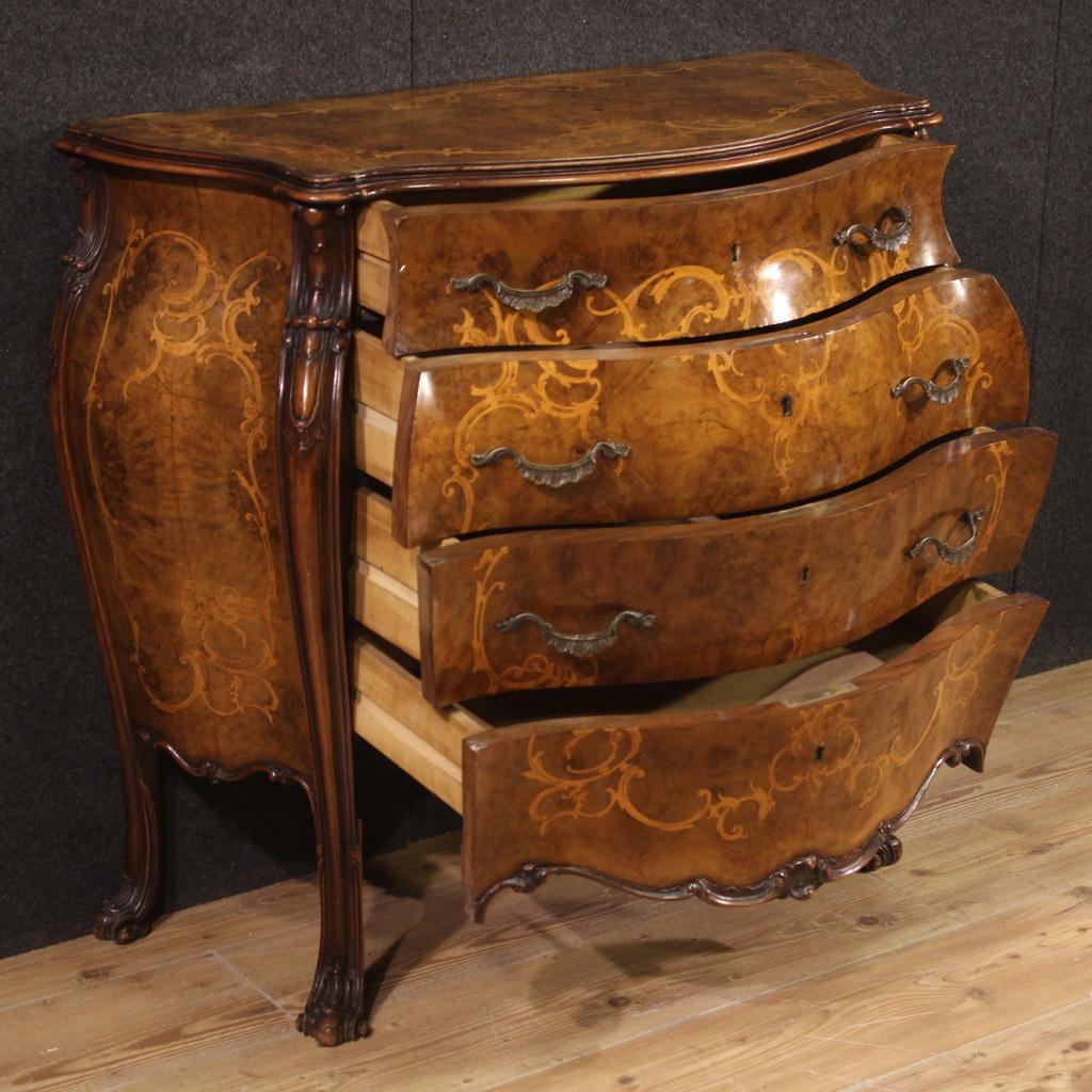Italian chest of drawers from the mid 20th century. Wavy and rounded piece of furniture, richly inlaid in walnut, burl, maple and beech wood. Small chest of drawers of nice size and excellent proportions that can easily be placed in different parts