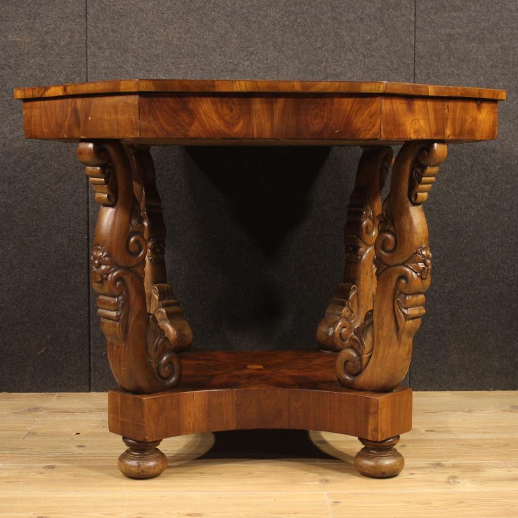 Particular Italian living room table from the mid-20th century. Furniture carved and inlaid in walnut, maple, burl, beech and fruitwood of beautiful lines and pleasant decor. Octagonal table equipped with four drawers (see photo) of reasonable