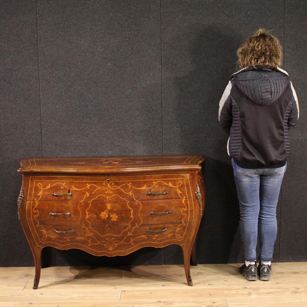 Commode italienne du milieu du 20e siècle. Meubles de style Louis XV ornés d'incrustations florales en noyer, ronce, érable et bois fruitier. Commode à trois tiroirs d'excellente capacité, le premier tiroir étant muni d'une serrure et d'une clé en