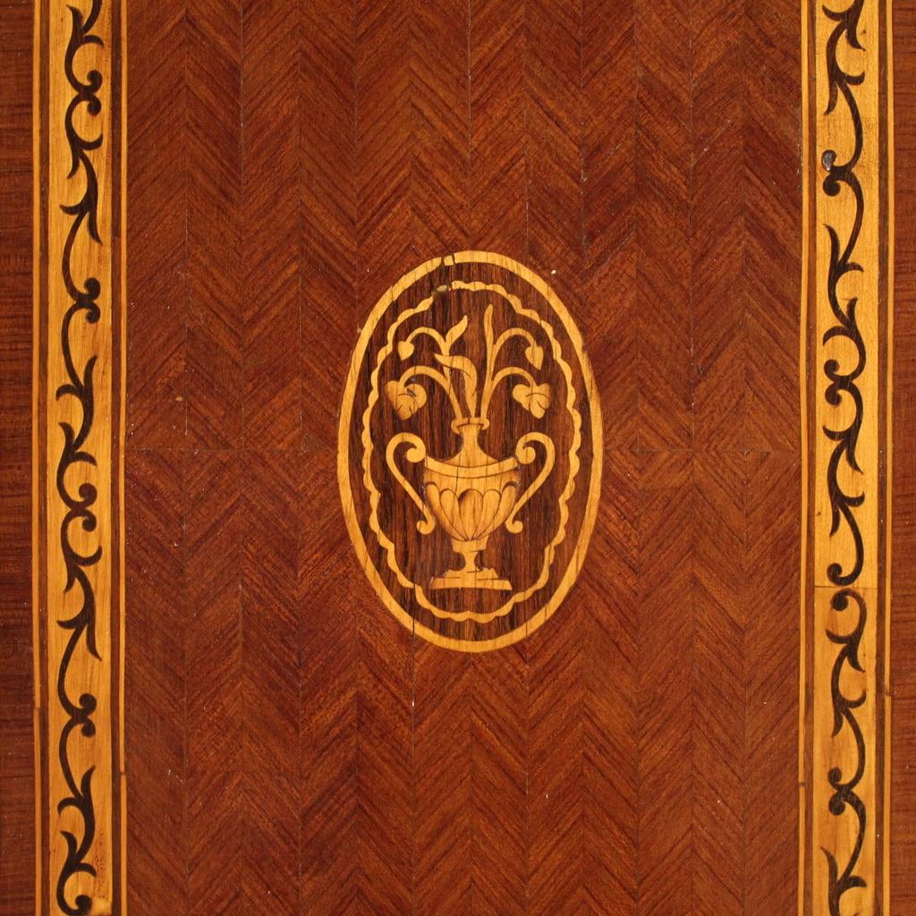 cómoda italiana del siglo XX estilo Luis XVI en madera taraceada, años 50 en venta 6