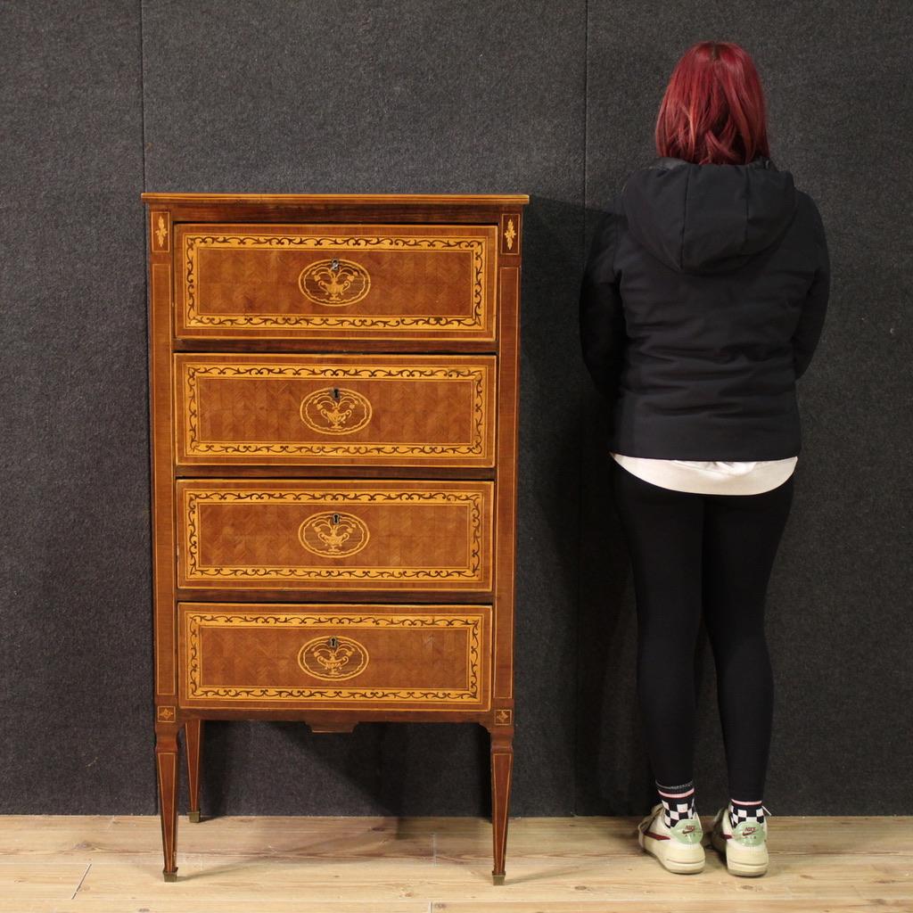 Cómoda italiana de mediados del siglo XX. Elegante mueble de estilo Luis XVI ricamente taraceado en nogal, arce y palisandro adornado con copas en el frente, en la parte superior y en los laterales (ver foto). Cómoda equipada con 4 cajones de buena