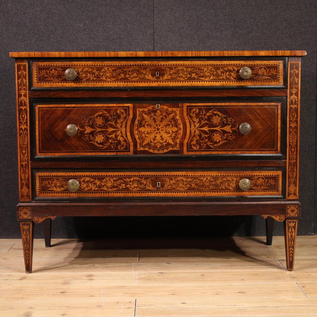 Italian chest of drawers from the mid-20th century. Louis XVI style furniture richly inlaid in walnut, rosewood, maple and fruitwood. Chest of drawers equipped with three large drawers, the central one, higher than the other two, offers the