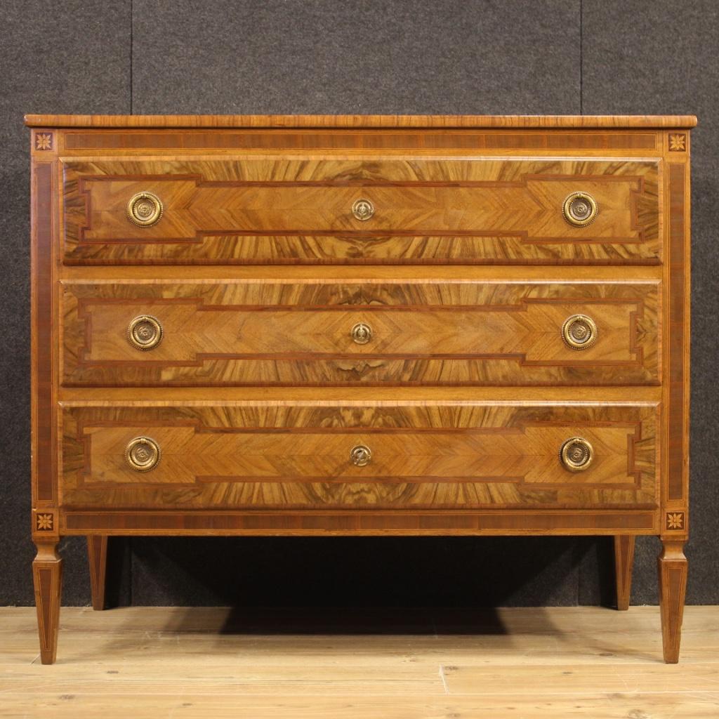Italian dresser of the 20th century. Louis XVI style furniture richly inlaid with geometric decorations in walnut, mahogany, bois de rose, maple and fruit woods. Chest of drawers equipped with three front drawers of excellent capacity complete with