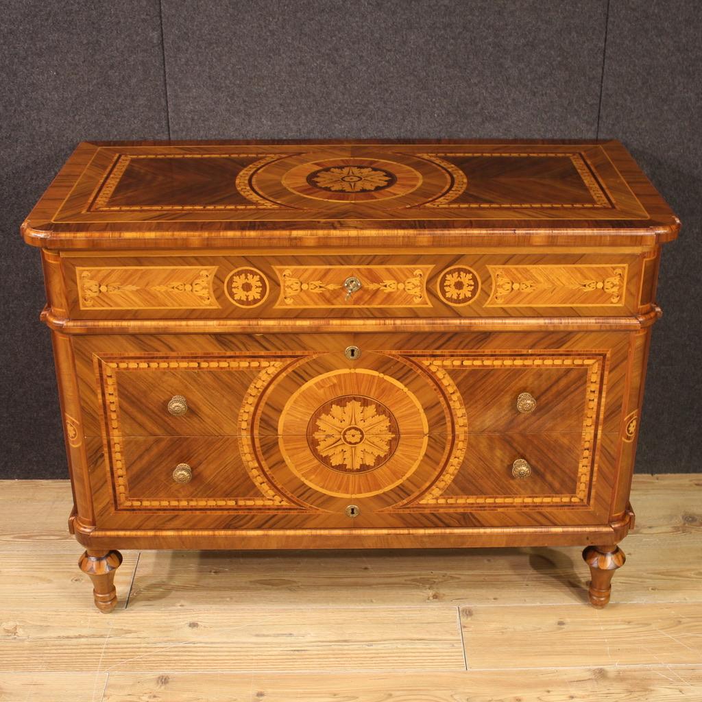 Elegant 20th century Italian chest of drawers in the Louis XVI style. Furniture of great character and quality in the Maggiolini style, richly inlaid in walnut, rosewood, palisander, maple and fruitwood. Commode of fabulous proportions, ideal for