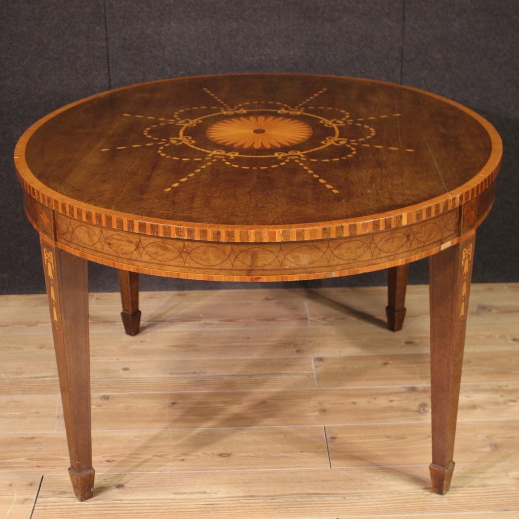 Englischer ovaler Tisch mit Intarsien aus Holz im Louis-XVI.-Stil des 20. Jahrhunderts, 1950 im Angebot 4