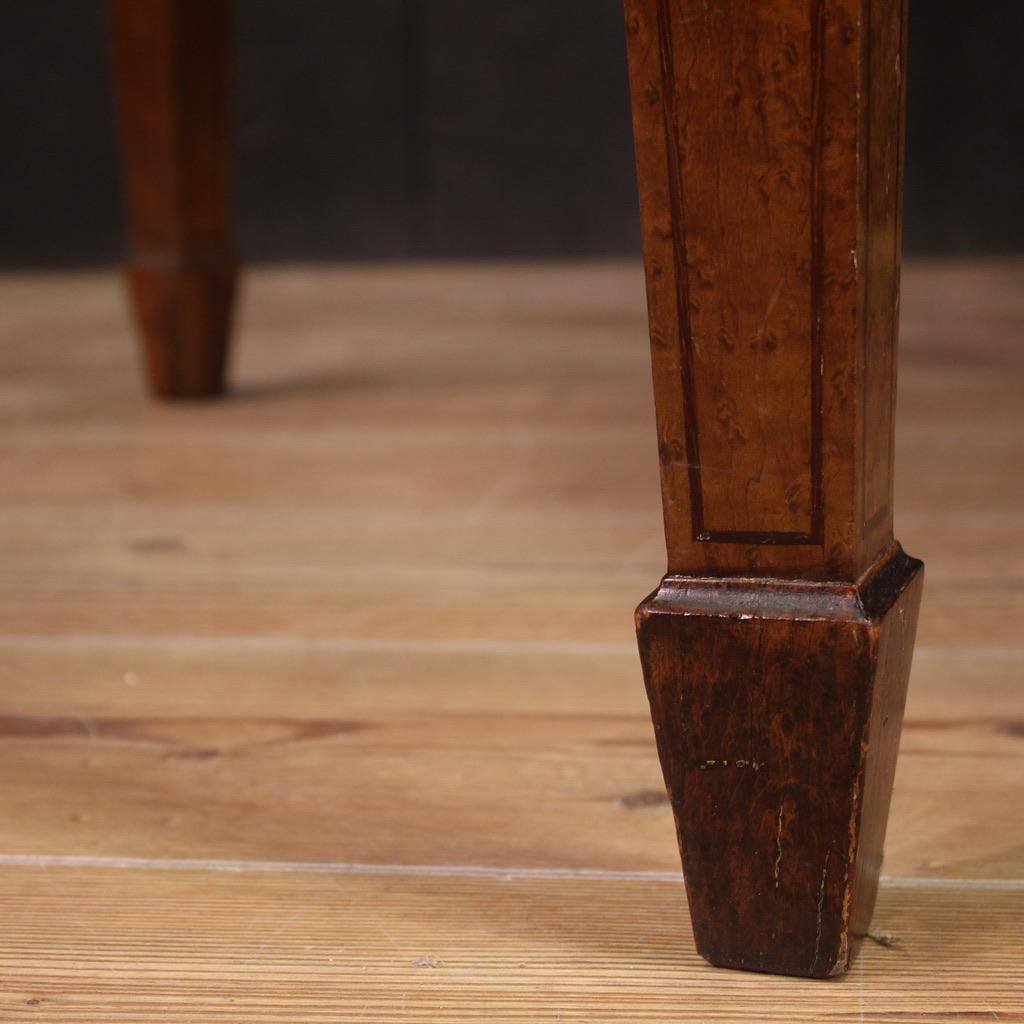 Englischer ovaler Tisch mit Intarsien aus Holz im Louis-XVI.-Stil des 20. Jahrhunderts, 1950 im Angebot 6