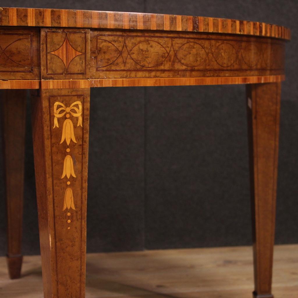 Englischer ovaler Tisch mit Intarsien aus Holz im Louis-XVI.-Stil des 20. Jahrhunderts, 1950 (Louis XVI.) im Angebot