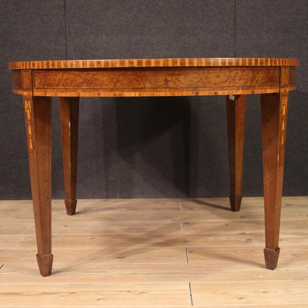Englischer ovaler Tisch mit Intarsien aus Holz im Louis-XVI.-Stil des 20. Jahrhunderts, 1950 (British) im Angebot
