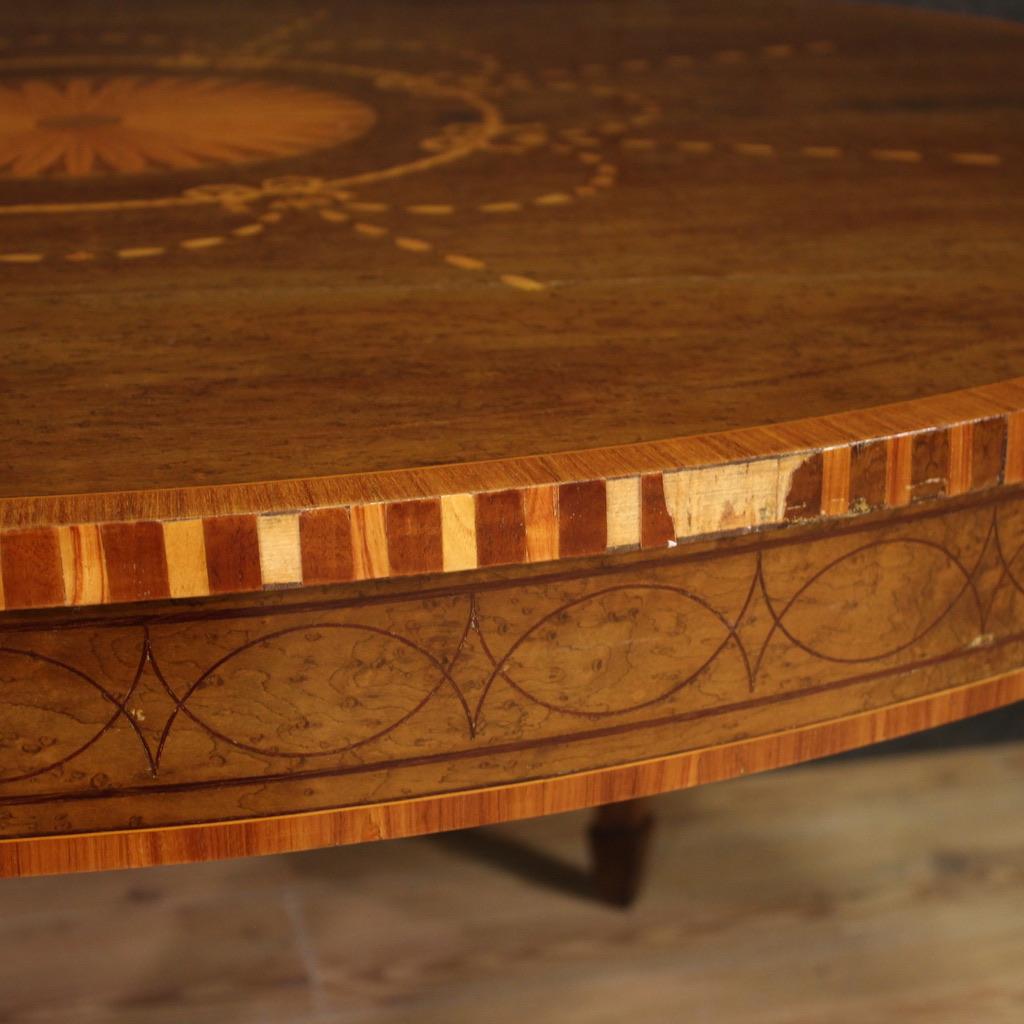 Englischer ovaler Tisch mit Intarsien aus Holz im Louis-XVI.-Stil des 20. Jahrhunderts, 1950 im Zustand „Gut“ im Angebot in Vicoforte, Piedmont