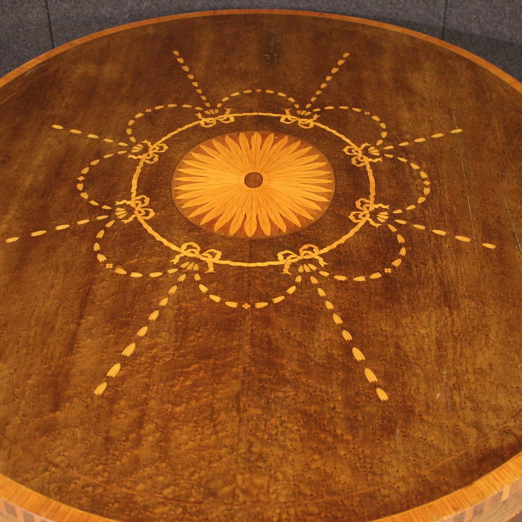 Englischer ovaler Tisch mit Intarsien aus Holz im Louis-XVI.-Stil des 20. Jahrhunderts, 1950 (Mid-20th Century) im Angebot