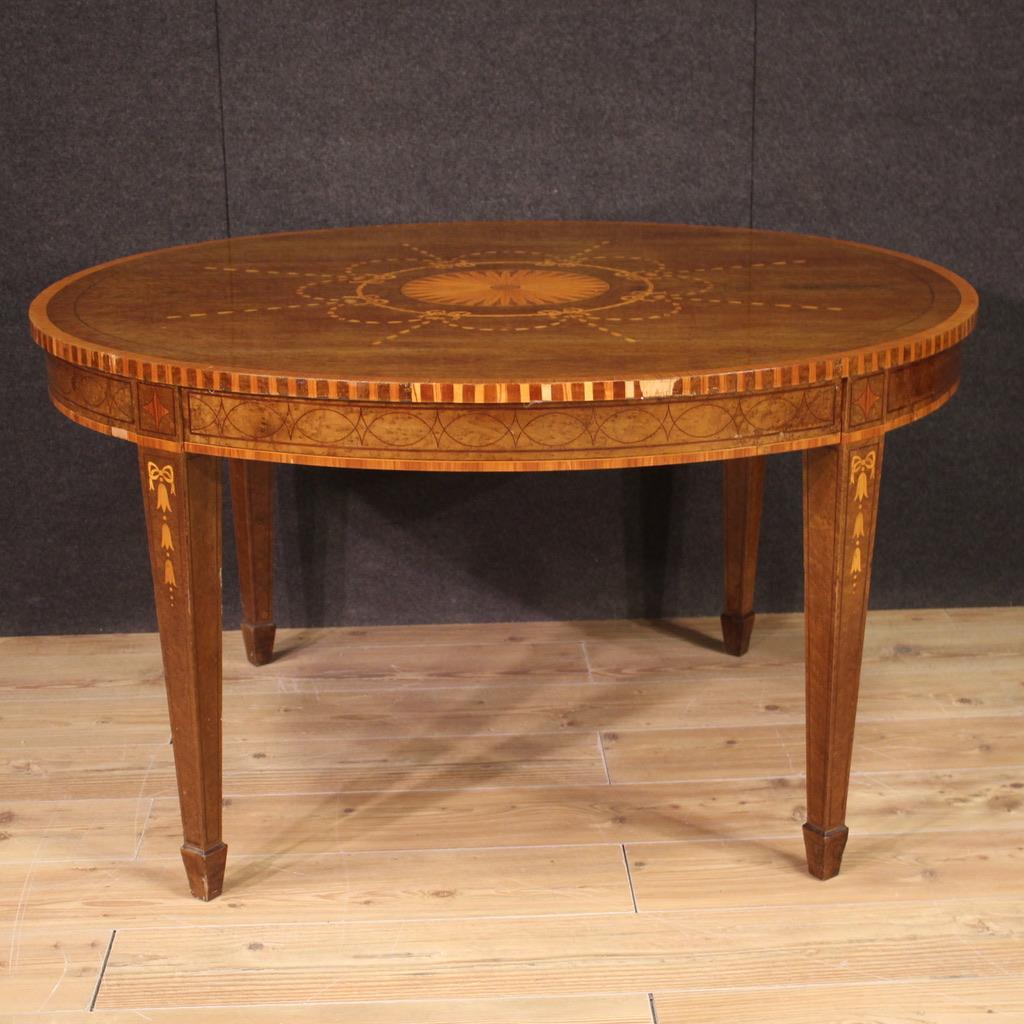 Englischer ovaler Tisch mit Intarsien aus Holz im Louis-XVI.-Stil des 20. Jahrhunderts, 1950 im Angebot 1