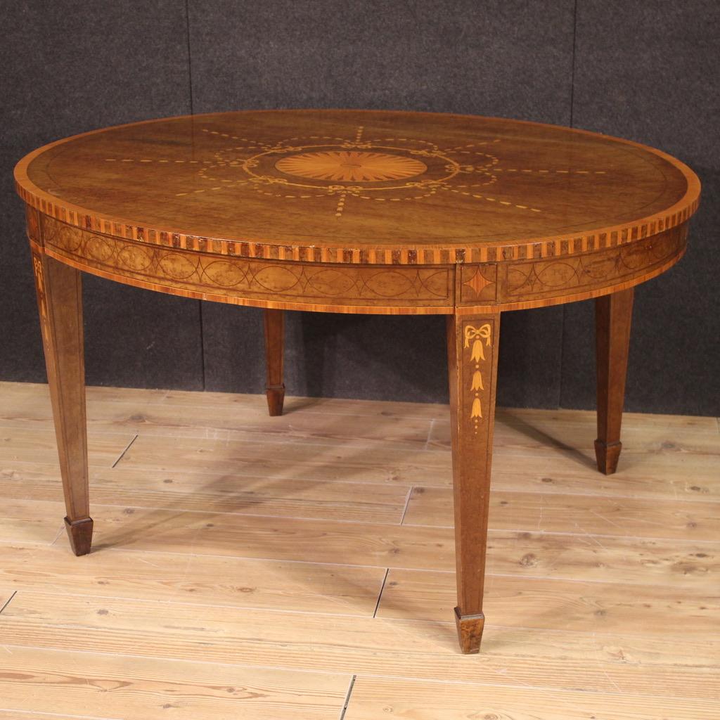 Englischer ovaler Tisch mit Intarsien aus Holz im Louis-XVI.-Stil des 20. Jahrhunderts, 1950 im Angebot 2