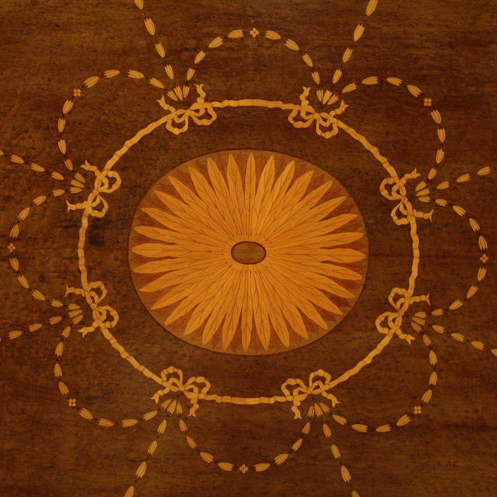 Englischer ovaler Tisch mit Intarsien aus Holz im Louis-XVI.-Stil des 20. Jahrhunderts, 1950 im Angebot 3