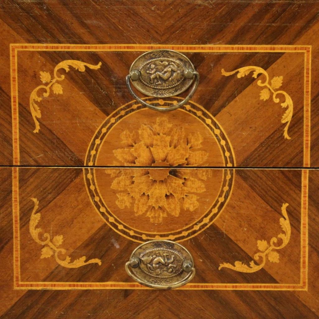 Italienischer Nachttisch mit Intarsien aus Holz im Louis-XVI.-Stil des 20. Jahrhunderts, 1970 1