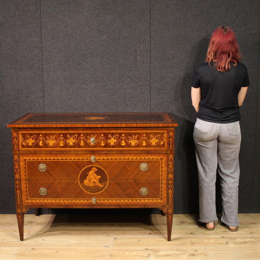 Elegant Italian chest of drawers from the mid-20th century. Louis XVI style furniture richly inlaid in walnut, palisander, maple, rosewood and fruitwood. Chest of drawers of great quality and beautiful size, ideal for a living room or bedroom.