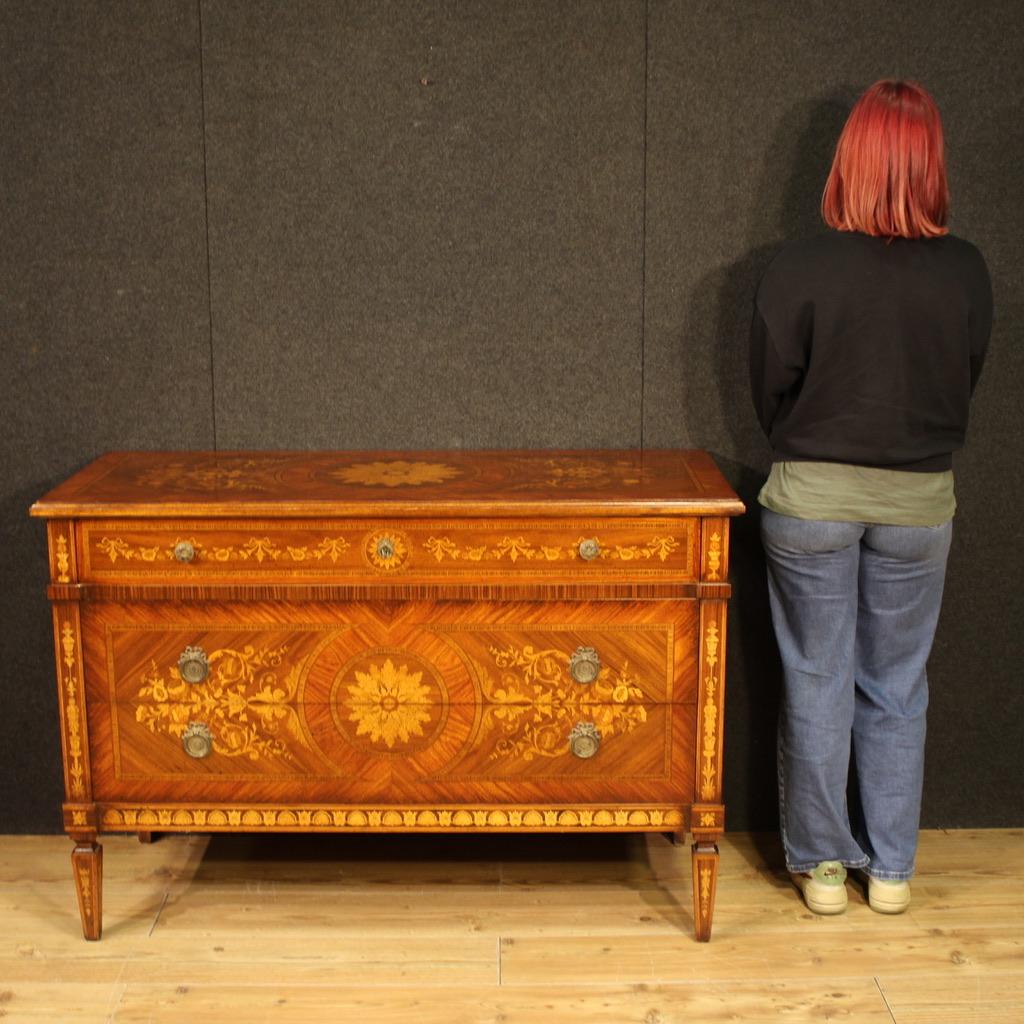 Commode italienne de la seconde moitié du 20e siècle. Pièce de style Louis XVI, richement plaquée et incrustée de noyer, de palissandre, d'érable et de bois fruitier de grande qualité. La commode comporte trois tiroirs spacieux et un plateau en