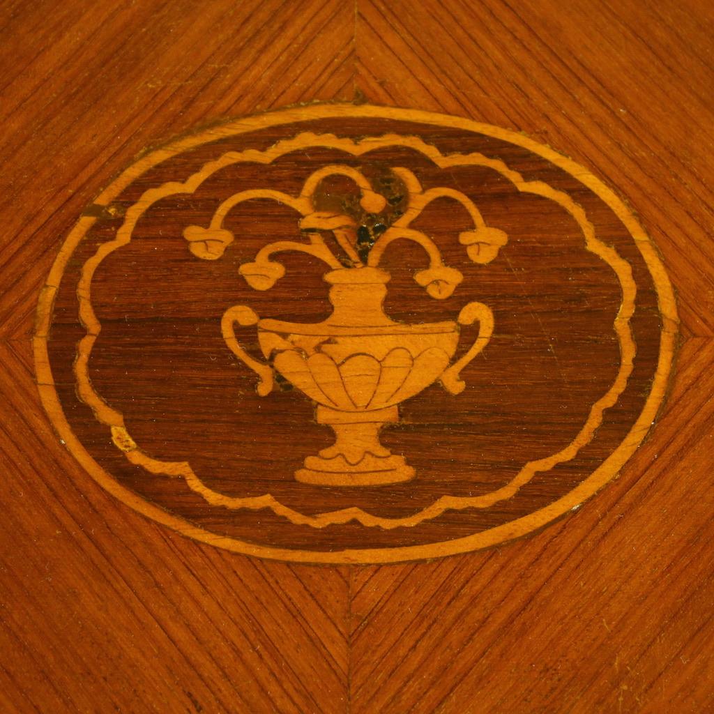 Italienischer Beistelltisch mit Intarsien aus Holz im Louis-XVI.-Stil des 20. Jahrhunderts, 1950 im Zustand „Gut“ im Angebot in Vicoforte, Piedmont