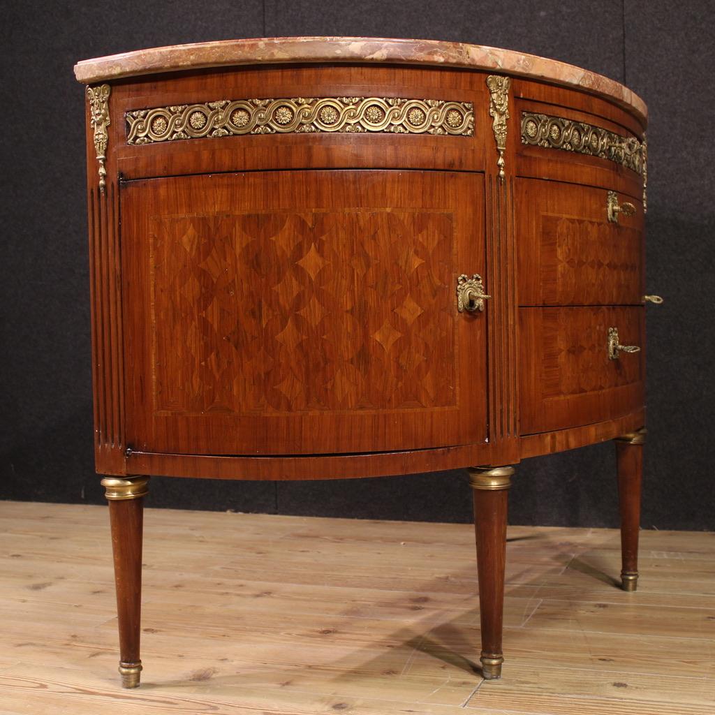 20. Jahrhundert Intarsienholz Marmorplatte Italienisch Louis XVI Stil Halbmond Kommode im Angebot 1