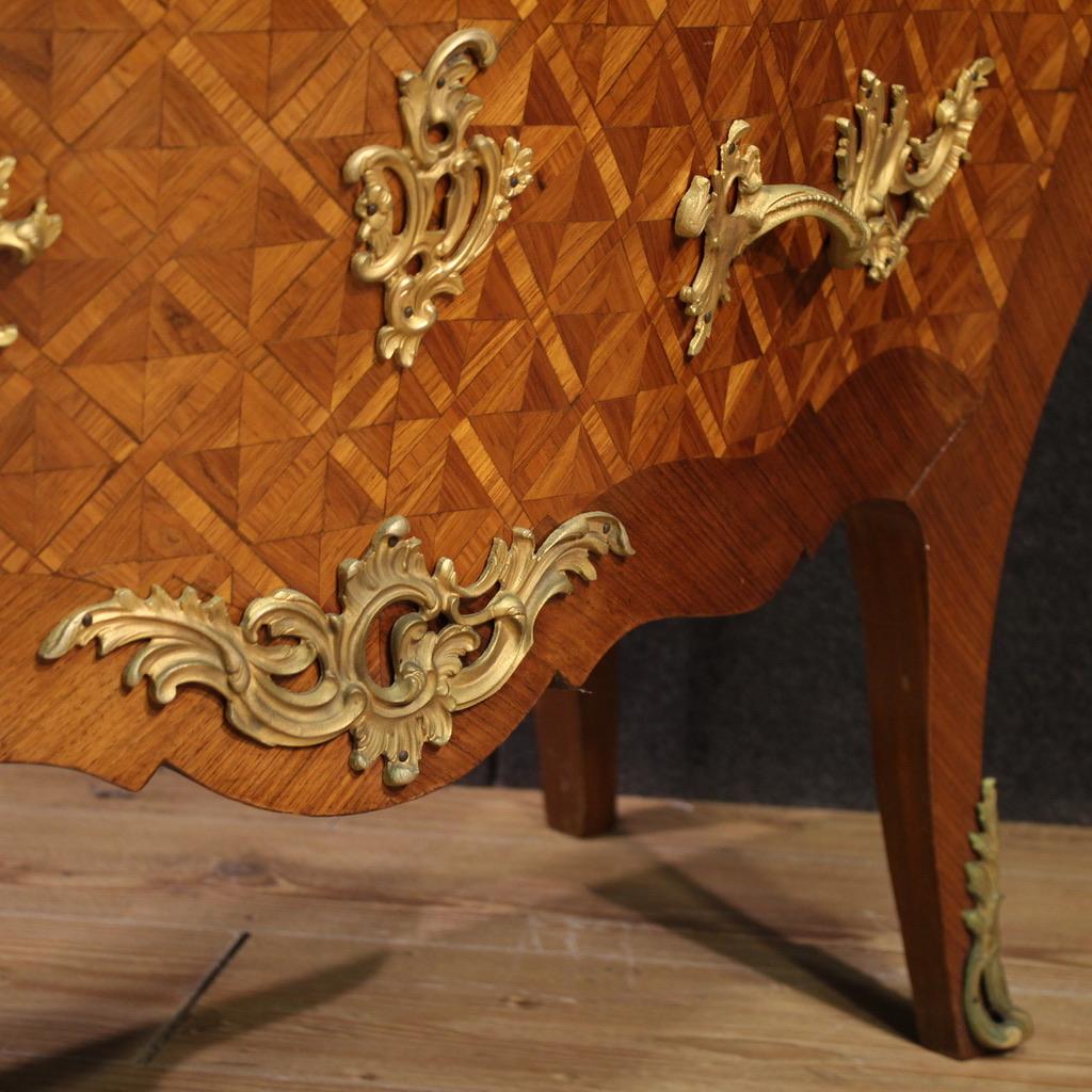 Commode francese del XX secolo con piano in marmo intarsiato in stile Luigi XV, 1950 in vendita 5