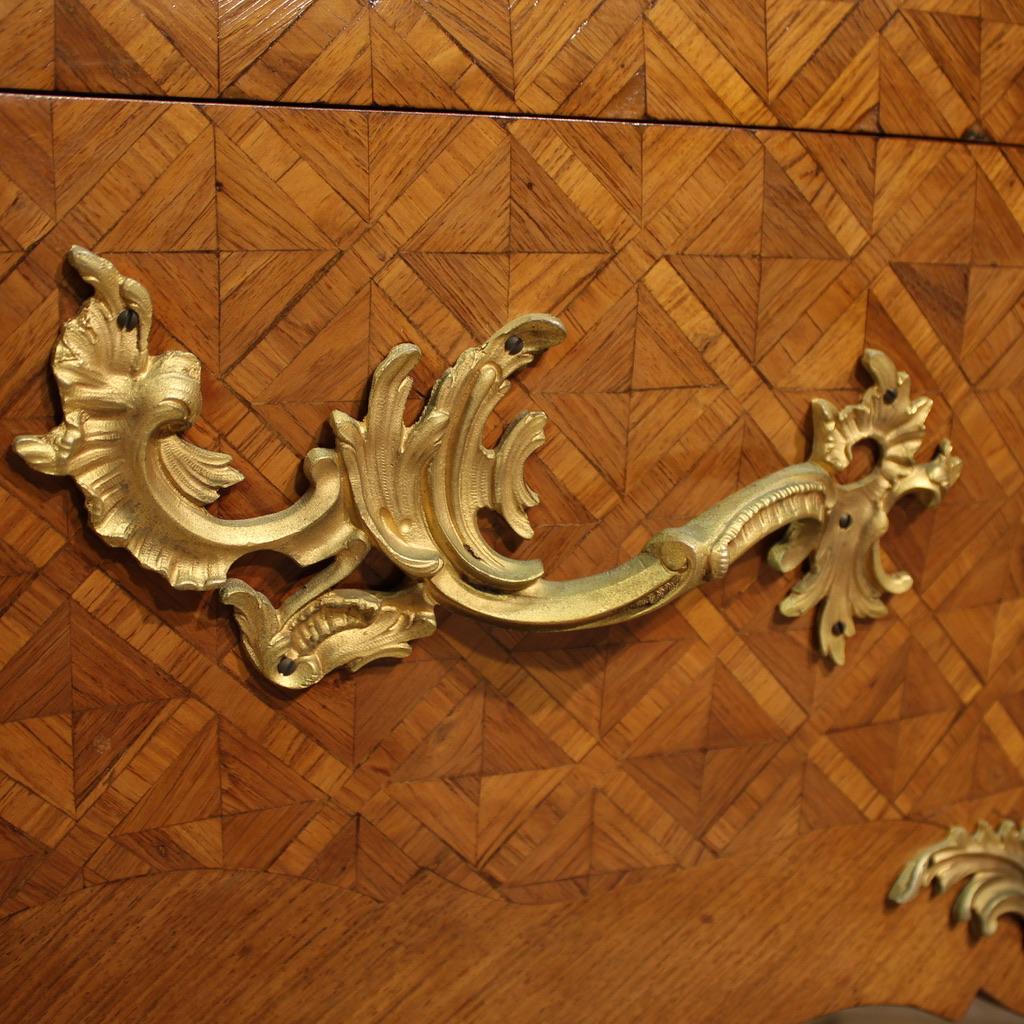 Commode francese del XX secolo con piano in marmo intarsiato in stile Luigi XV, 1950 in vendita 6