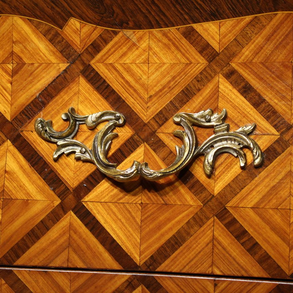 Commode francese del XX secolo con piano in marmo intarsiato in stile Luigi XV, 1950 in vendita 6