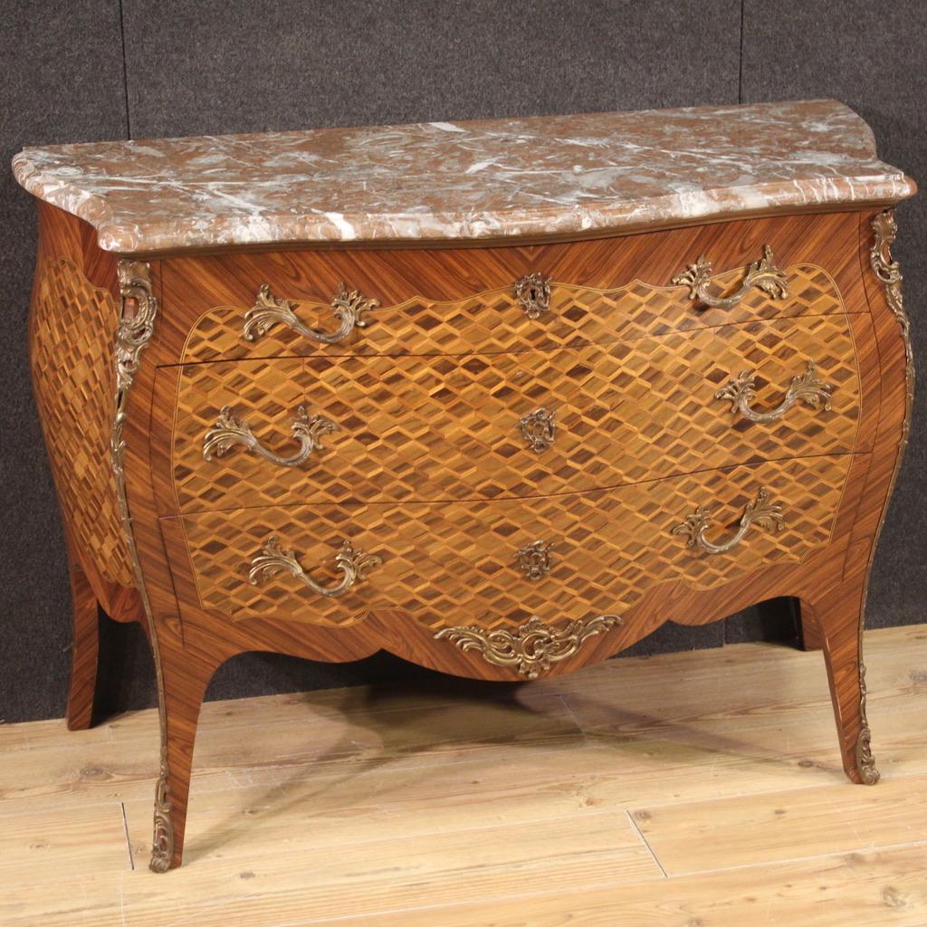 Commode française de la seconde moitié du 20e siècle. Meubles agréablement marquetés de décorations géométriques en noyer, érable, bois ébonisé et bois fruitier de style Louis XV. Commode équipée de trois tiroirs de bonne capacité, premier tiroir
