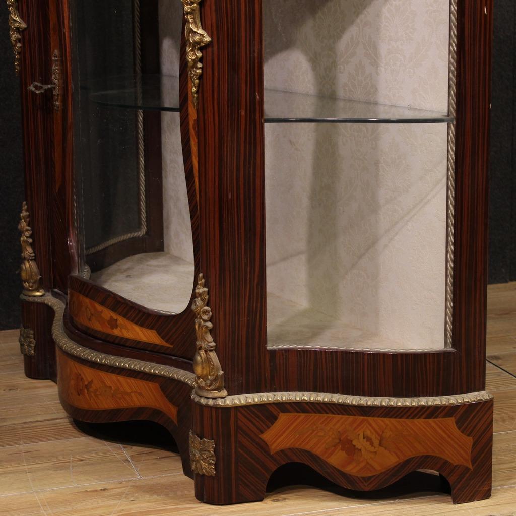 Credenza Vitrine in stile Napoleone III con piano in marmo intarsiato del XX secolo, 1970 in vendita 4