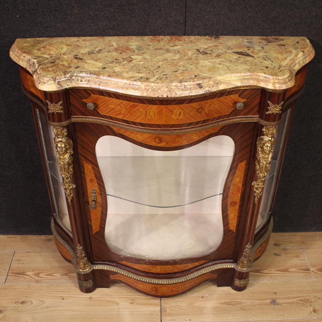 Credenza francese della seconda metà del XX secolo. Mobili in stile Napoleone III, curvi e ricurvi, riccamente adornati con bronzo e ottone dorati e cesellati. La credenza è intarsiata con decorazioni floreali in mogano, noce africano, acero,