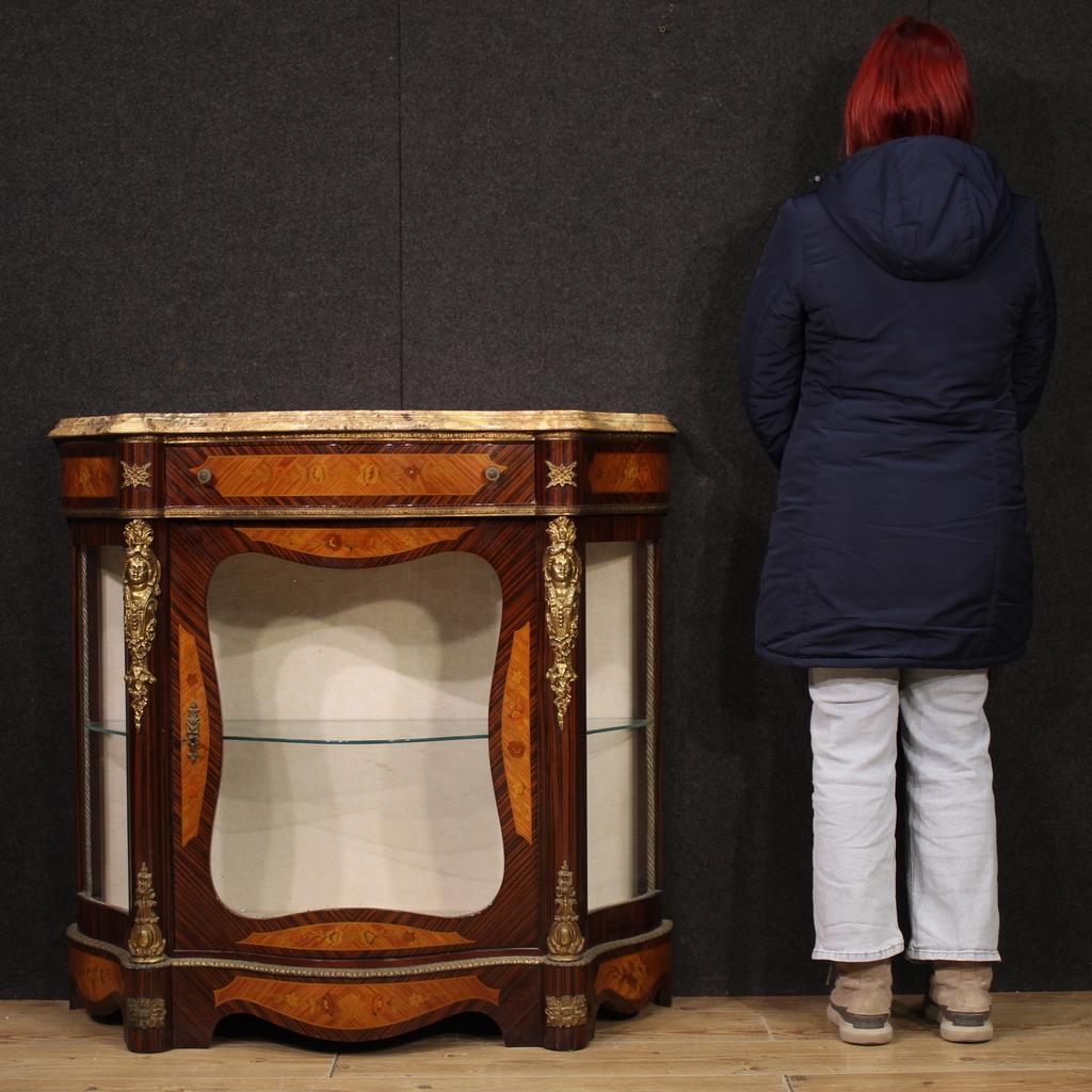Francese Credenza Vitrine in stile Napoleone III con piano in marmo intarsiato del XX secolo, 1970 in vendita