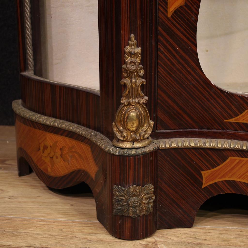 Credenza Vitrine in stile Napoleone III con piano in marmo intarsiato del XX secolo, 1970 in vendita 1