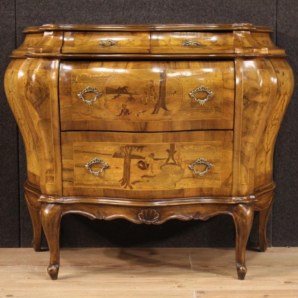 Venetian dresser from the mid-20th century. Moved and rounded furniture, inlaid and carved in walnut, burl, maple, beech and fruitwood. Chest of drawers equipped with two smaller parallel drawers placed under the top and two larger drawers in the