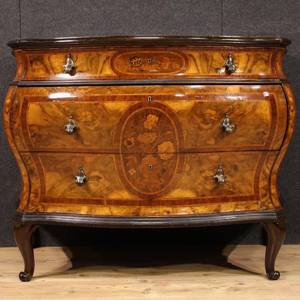 Lombard Venetian chest of drawers from the mid-20th century. Curved furniture, in Louis XV style, finely inlaid with floral decorations on the front, top and sides, of excellent quality. Carved and inlaid chest of drawers in walnut, burl, rosewood,