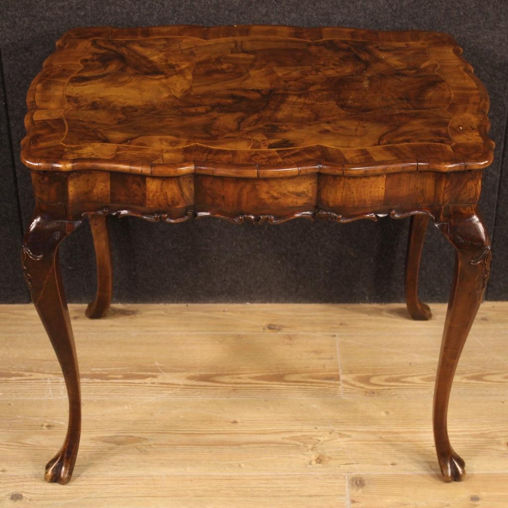 Venetian table from the mid-20th century. Furniture carved and inlaid in walnut, burl, maple and beech woods of beautiful line and pleasant decor. Side table, finished from the center, ideal to be placed in a living room or studio. High leg