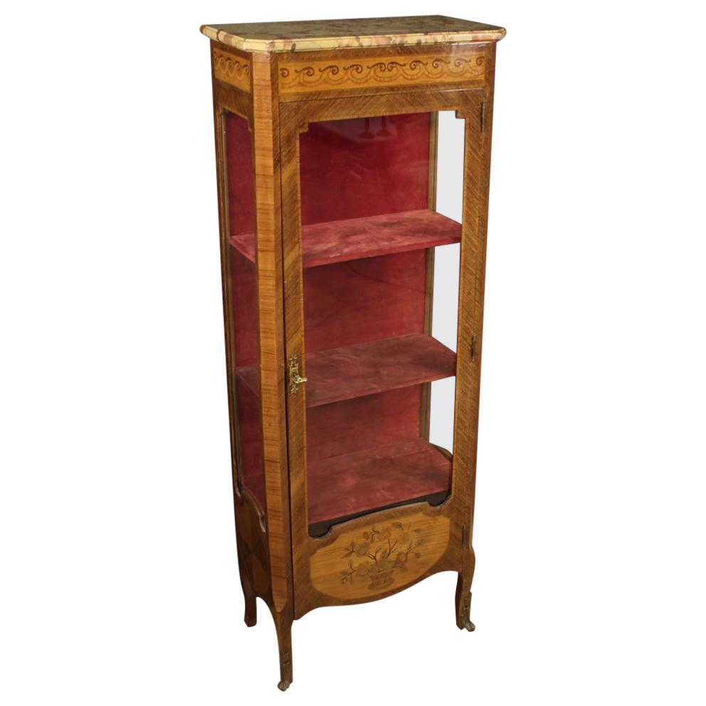French showcase from the first half of the 20th century. Furniture of beautiful line and pleasant decor inlaid in walnut, rosewood, maple, palisander and fruitwood. Showcase with one-door complete with working key equipped with three internal