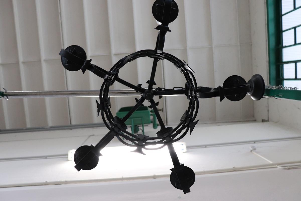 Lampadario in ferro del XX secolo in vendita 4