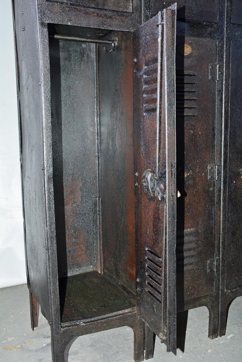 Gym- oder Schulschrank aus Eisen des 20. Jahrhunderts 1