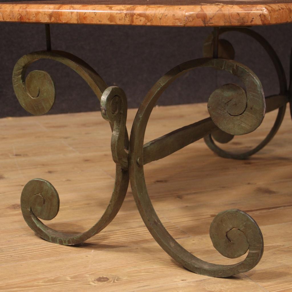 French coffee table from the second half of the 20th century. Iron furniture with beautiful marble top of pleasant decor. Base in painted iron with curl decorations. Good-quality and service marble top, in good condition with some small chips (see