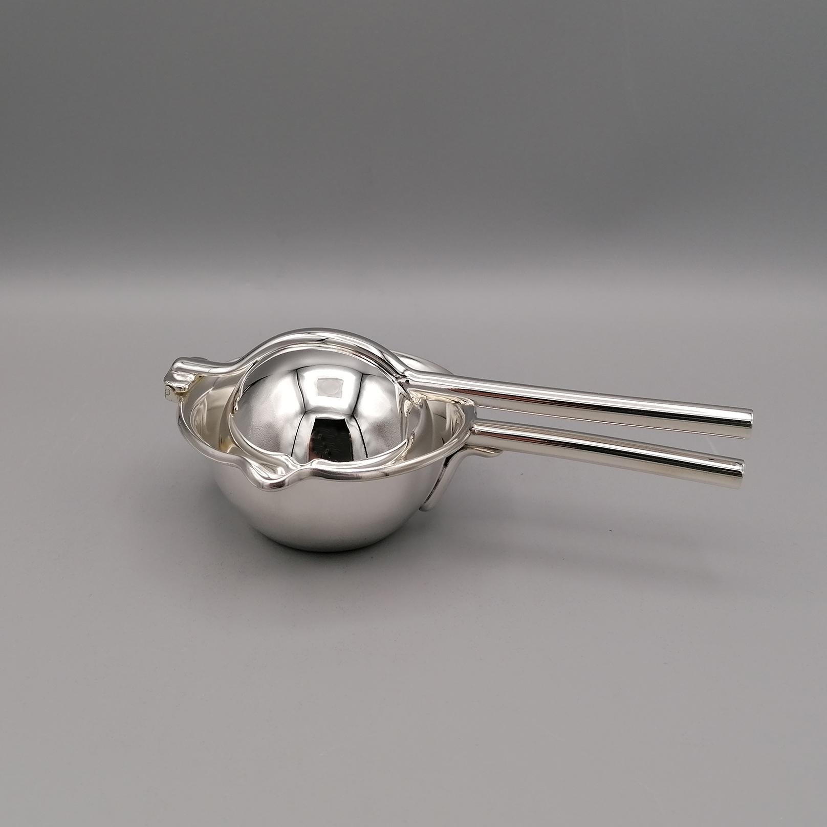 Squeezer in sterling silver.
The top is hinged with the bottom.
The body is rounded and the handle is made with two solid sterling silver bars.
In the lower part it has been embossed where half of the fruit must be placed to be crushed.
A spout