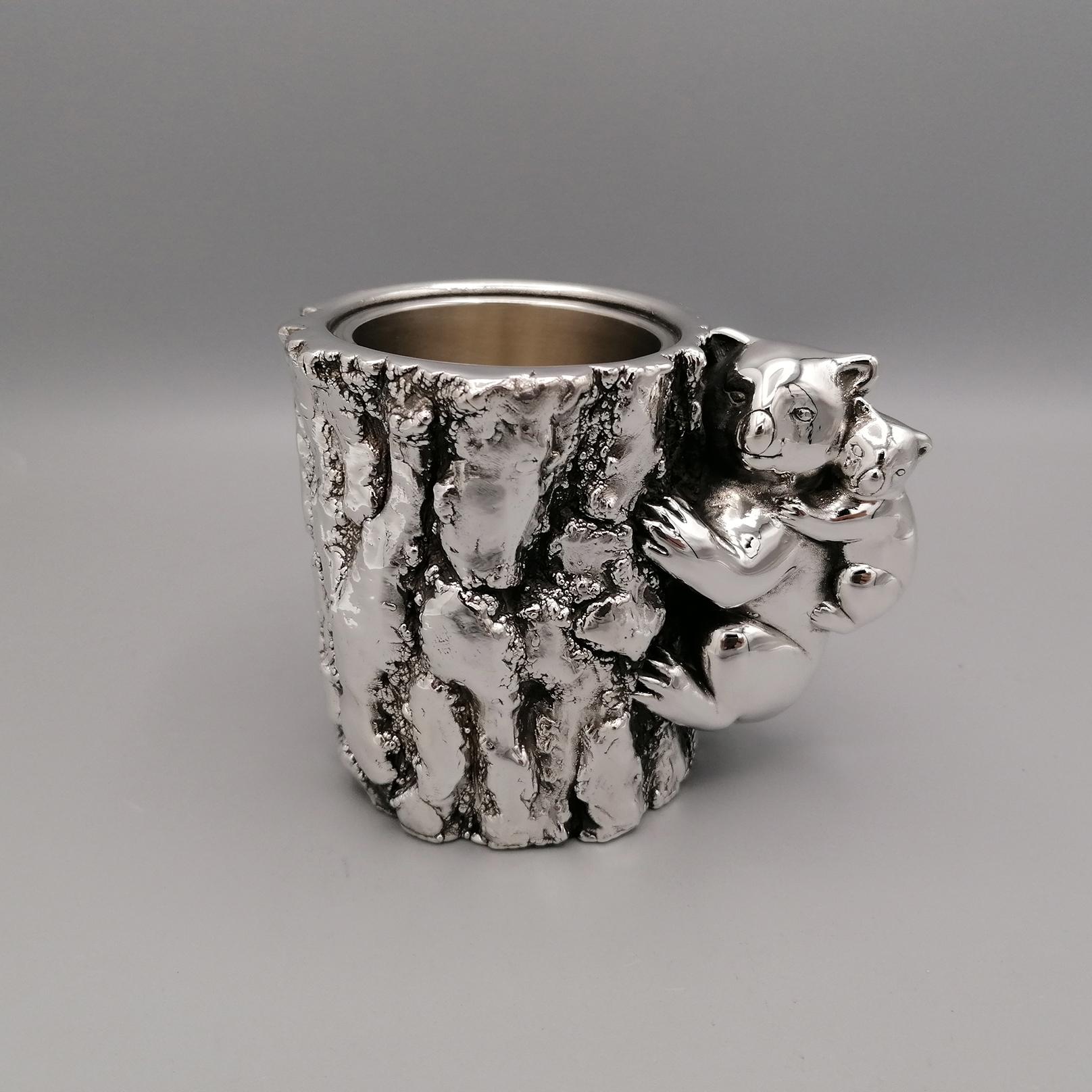 Amazing silver mug made with the lost wax technique depicting a tree trunk where a Koala with her puppy is clinging.
The figure of the mother Koala and her cub was placed on the trunk as a handle, handle for the mug
This type of processing allows