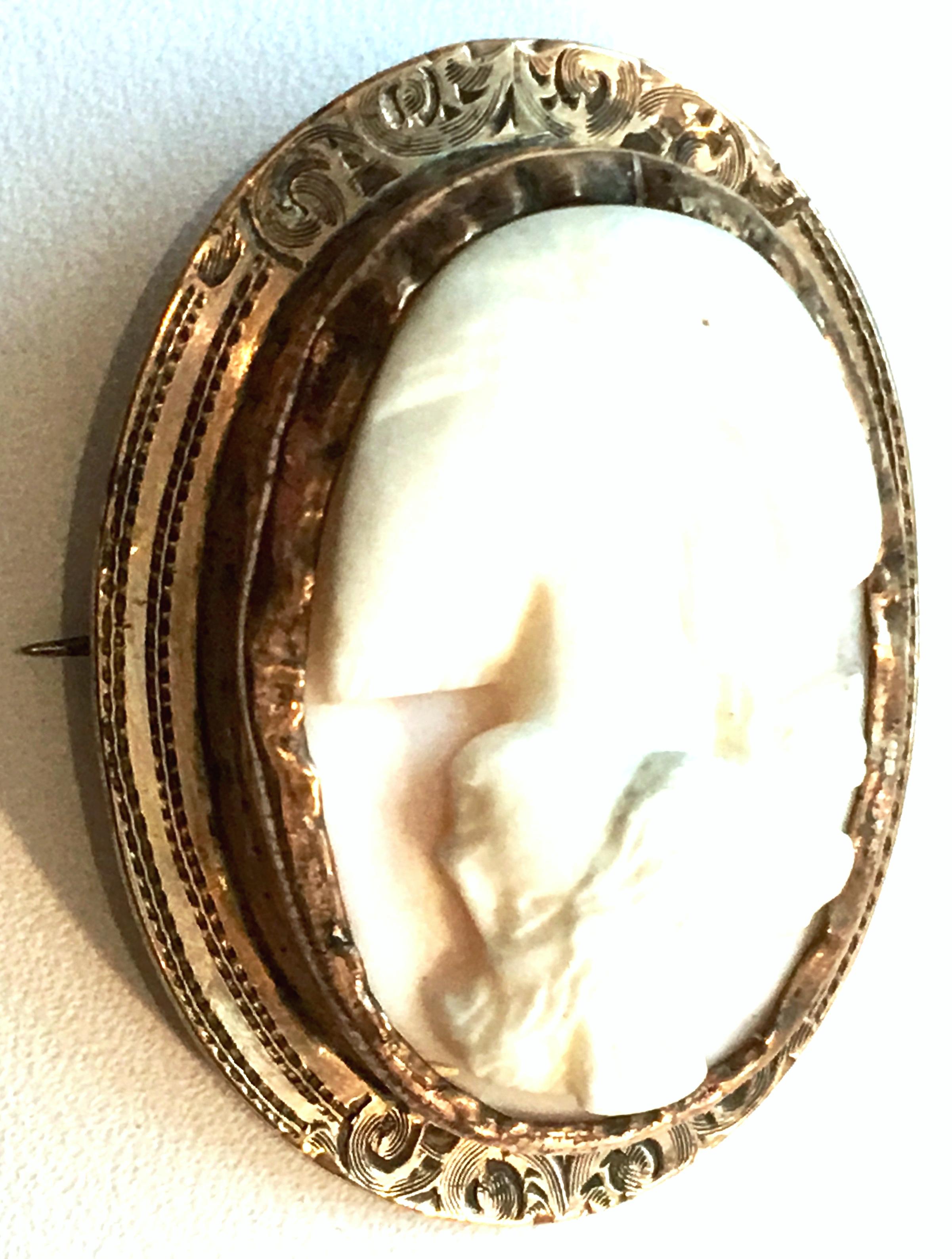 Victorian 20th Century Italian 12-K Gold & Carved Pink Shell Cameo Brooch For Sale