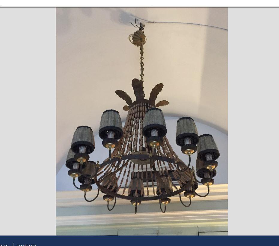 20th century Italian 12 lights rust iron chandelier with wooden chains.