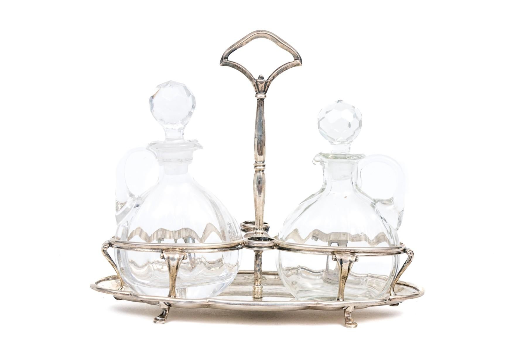 Bei diesem eleganten Vintage-Set handelt es sich um ein italienisches Silberbesteck aus dem 20. Jahrhundert, das in einer raffinierten Kombination aus Glas und .800er Silber gefertigt ist. Das Design zeichnet sich durch einen geschwungenen Griff in