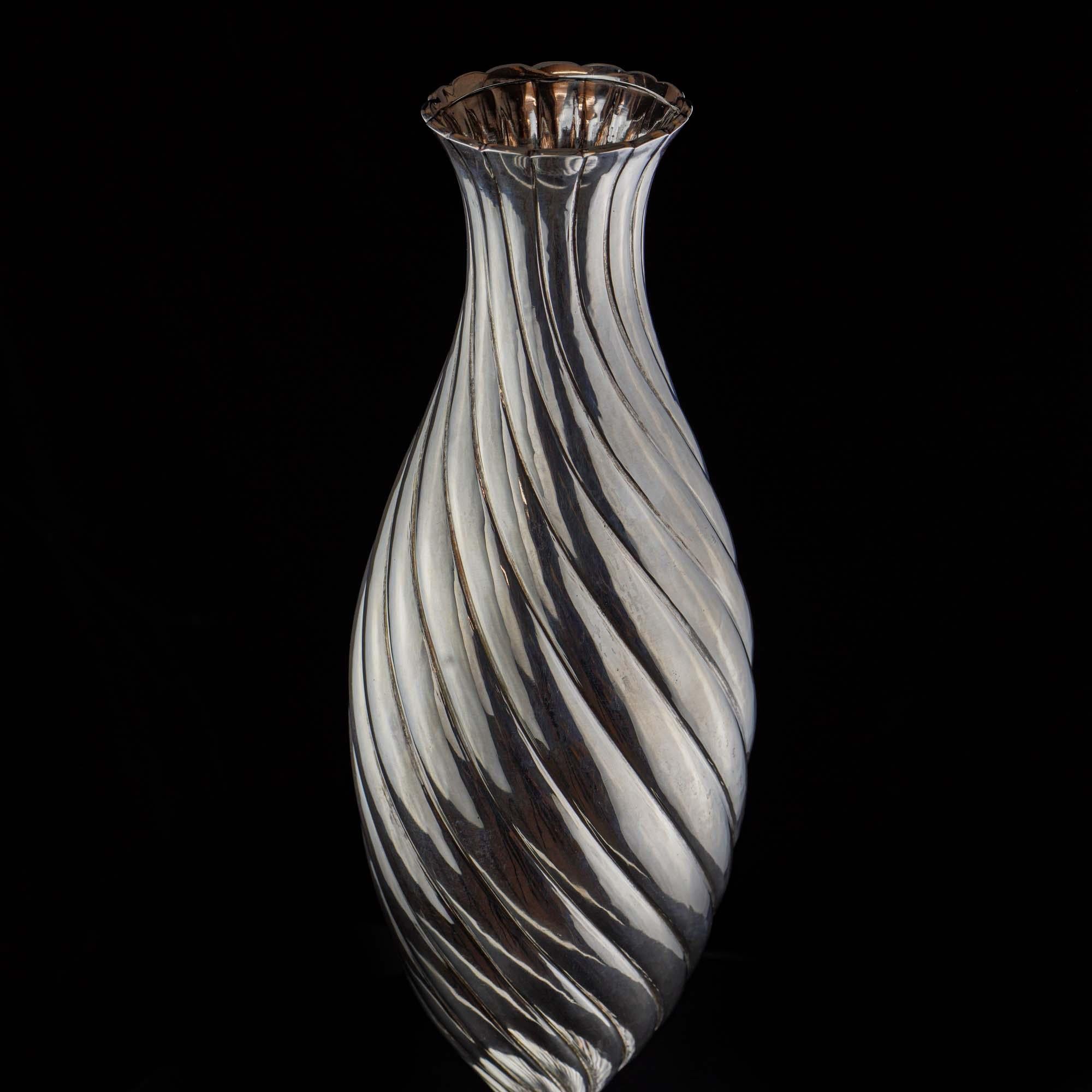 20ième siècle Vase torsadé italien du 20ème siècle en argent sterling 925 par Mario Buccellati en vente