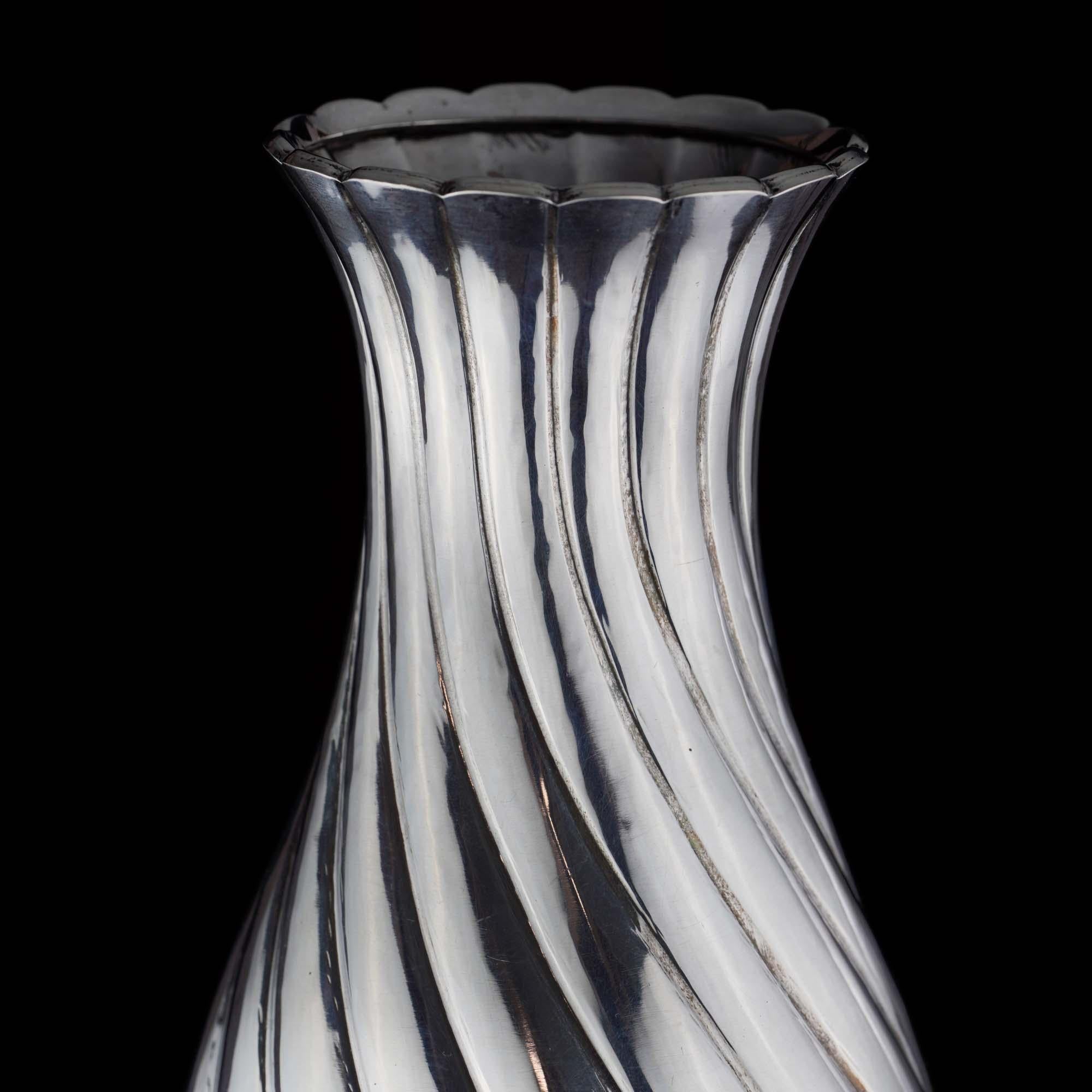 20th Century Italian 925 Sterling Silver Torsade Vase by Mario Buccellati In Good Condition For Sale In Braintree, GB