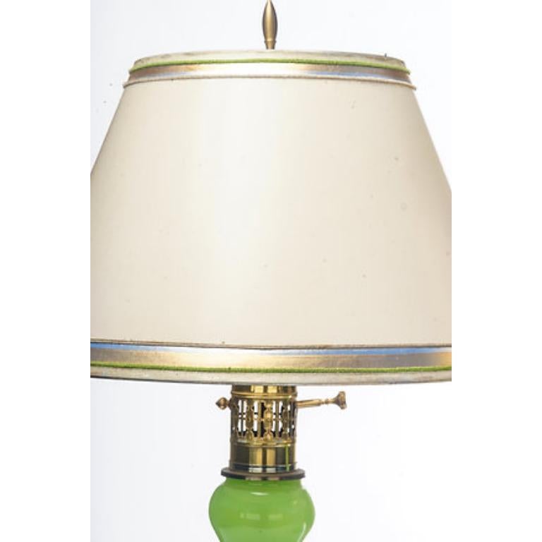 Paire de lampes Murano du milieu du siècle vert acide des années 1940 à 1950, montées sur des supports en laiton d'origine et sur une base en acrylique neuve.   Verre opalin de Murano de couleur vert acide.
Les abat-jours sont inclus et sont