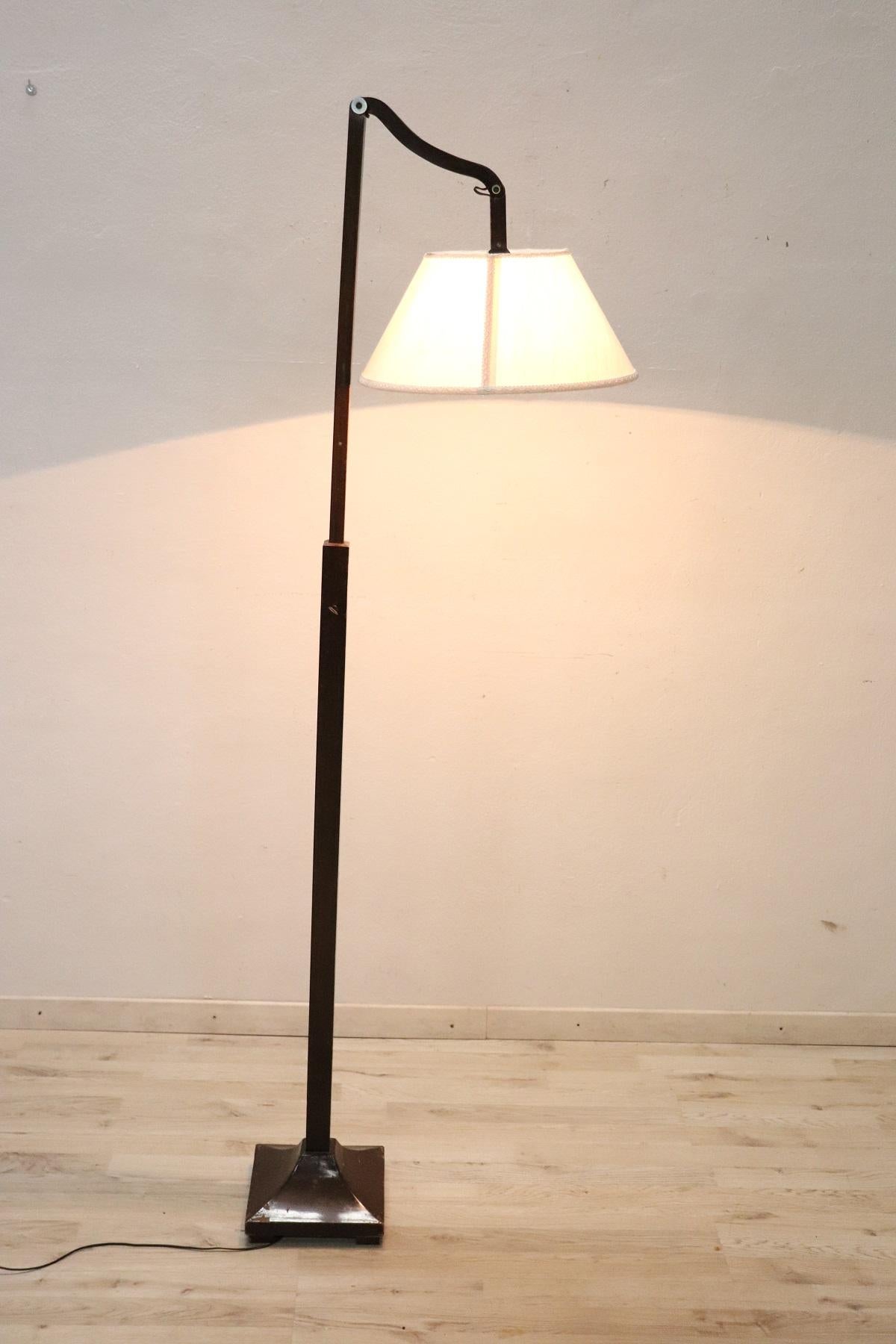Beautiful floor lamp in wood. This lamp is adjustable in height (max cm 200 inch 78.74) and the arm with the light can be moved. Fantastic good vintage conditions. Some signs of wear at the base.