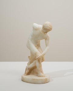 Figura di lanciatore di disco in alabastro italiano del XX secolo