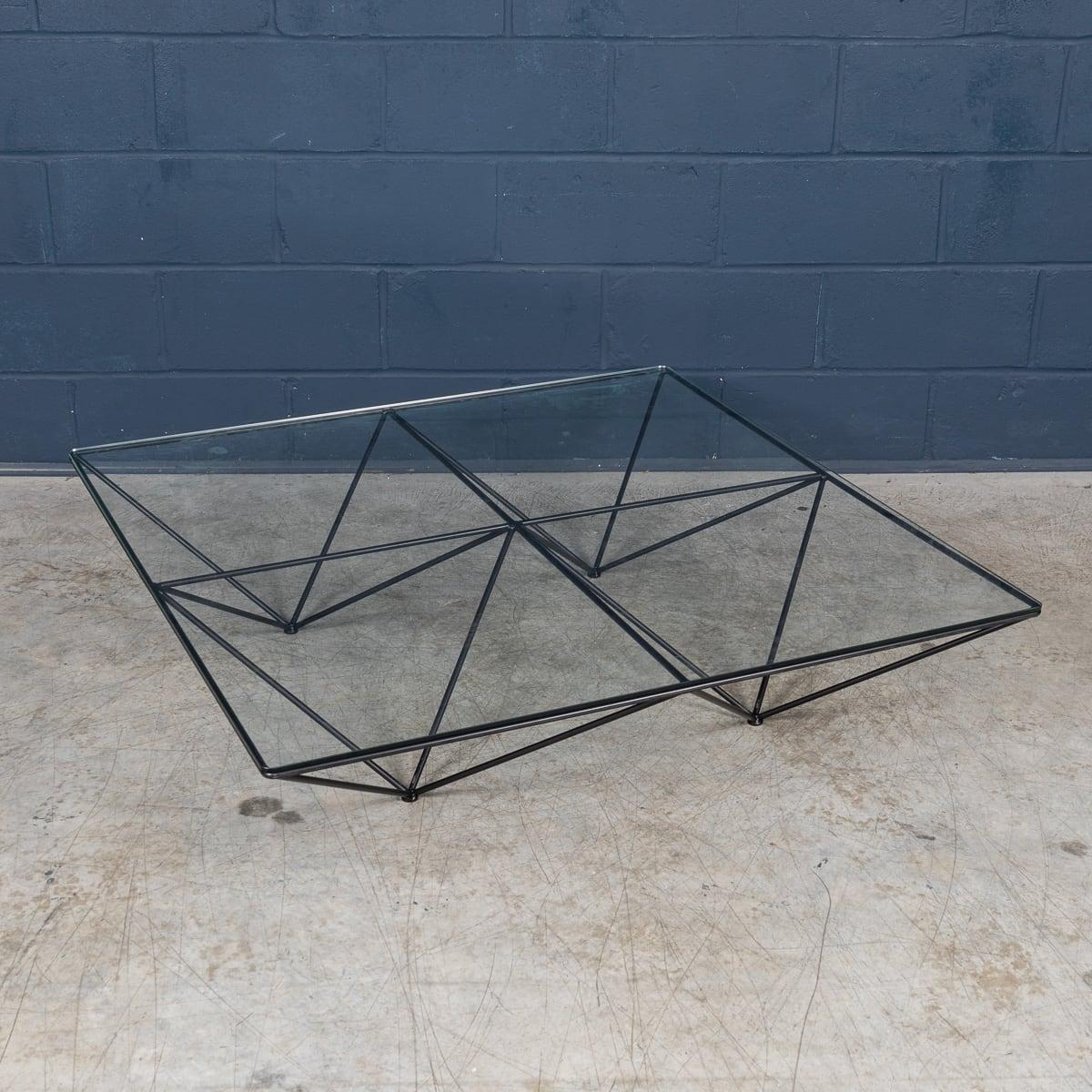 Un tavolino B&B Italia disegnato da Paolo Piva, realizzato in Italia intorno agli anni '80. Questo elegante tavolino da caffè è costituito da una base geometrica laccata nera composta da quattro strutture piramidali invertite di uguali dimensioni
