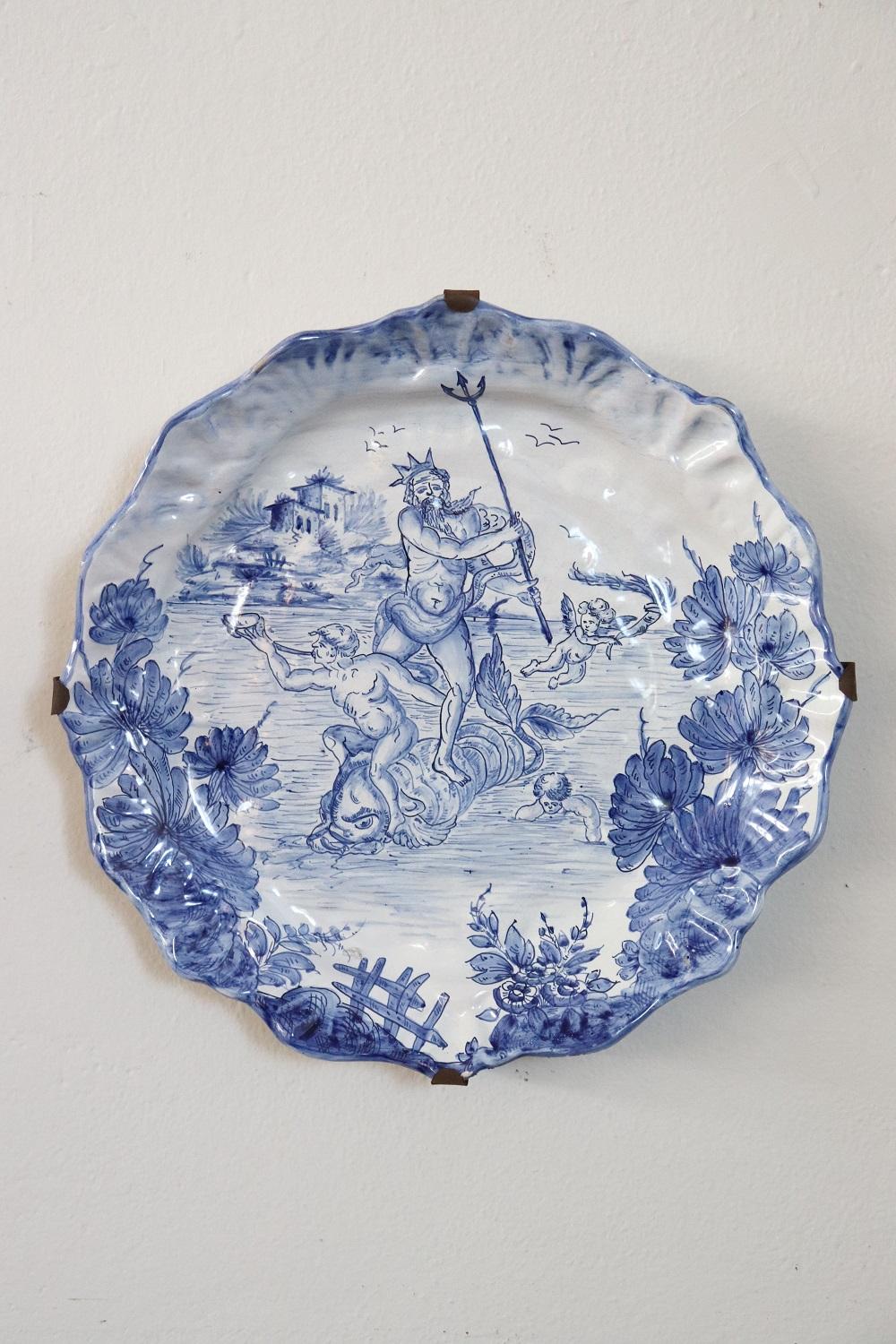 Magnifique ensemble de deux assiettes en céramique italienne importante fabriquée à Albisola, signées. Décorations néoclassiques raffinées dans des nuances de bleu. Il s'agit d'une céramique de collection.
    