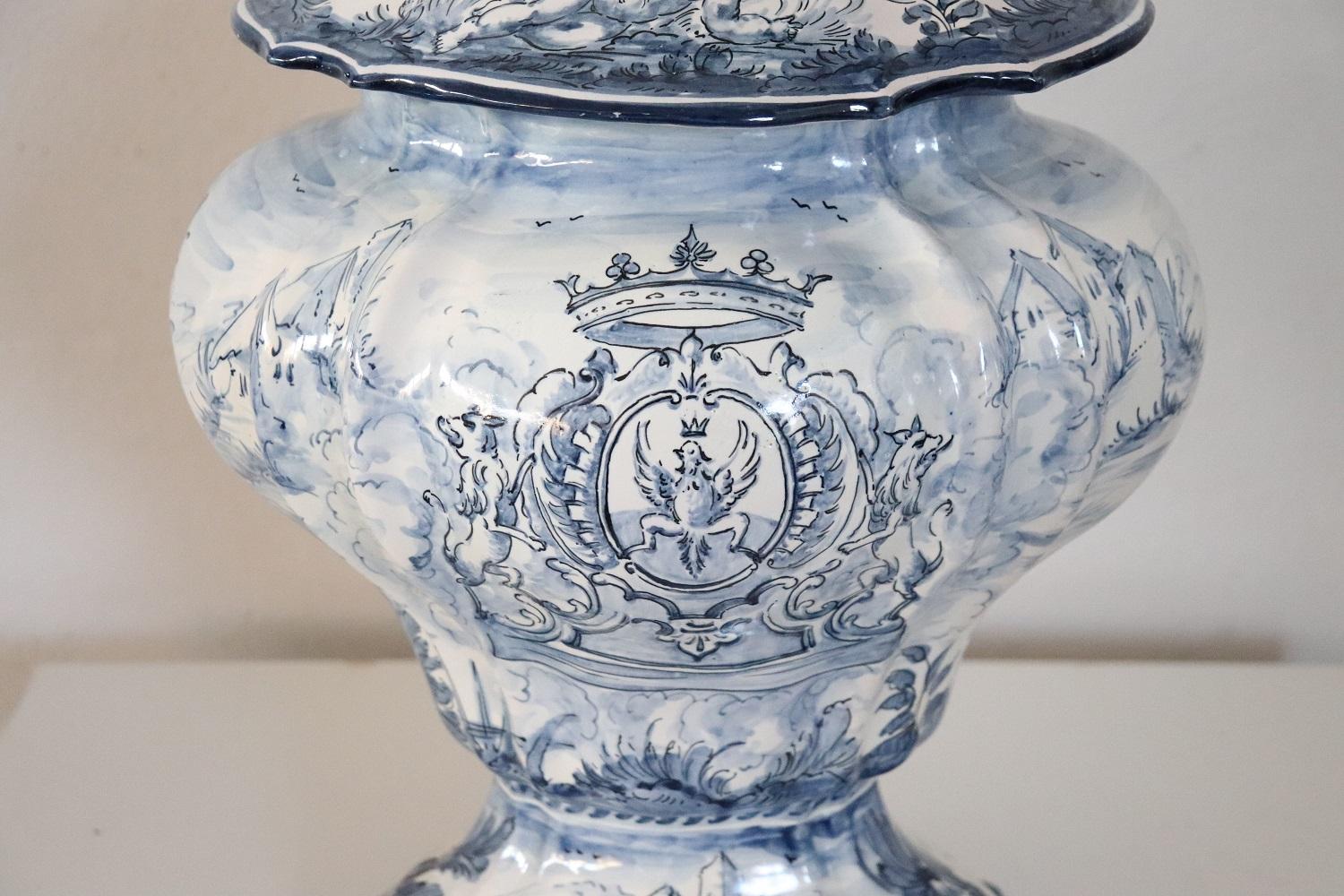 Peint à la main Vase italien du 20ème siècle en céramique Albisola avec décorations bleues d'Alba Docilia en vente